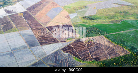 Grün und Braun landwirtschaftliche Felder oben Luftbild Drohne anzeigen Stockfoto