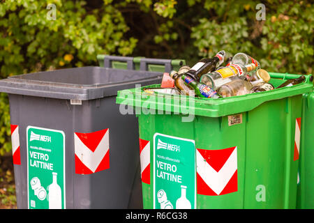 LUGO (RA), Italien - 15. NOVEMBER 2018: Tautropfen benetzt Glasflaschen in Recycling Container Stockfoto