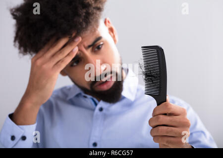 Mann bei Haarausfall Suchen Stockfoto
