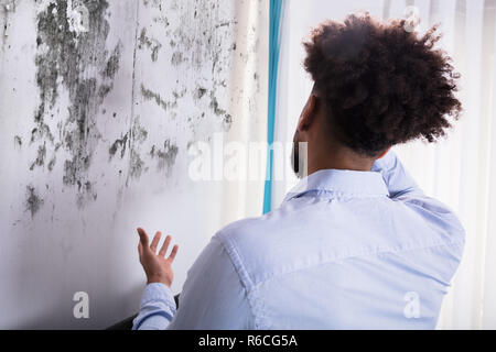 Mann an der Form, an der Wand Stockfoto