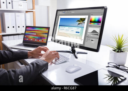 Designer bearbeiten Foto auf dem Computer Stockfoto