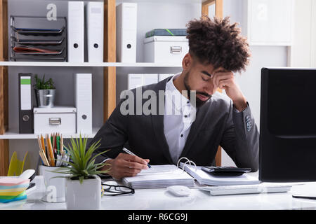 Unglücklich Geschäftsmanns, der im Büro Stockfoto