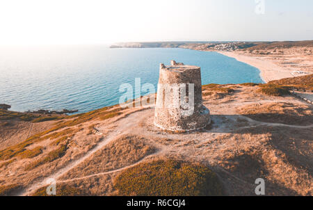 Torre dei Corsari, alten Turm in der Nähe des Meeres in Italien. Stockfoto