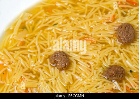 Nudelsuppe mit Rindfleisch Kugeln Stockfoto