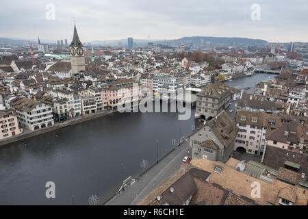 Zürich, Schweiz, Limmat, Blick nach Norden. Kirche St. Peter mit der größten turmuhr Gesicht in Europa leicht sichtbar, verwinkelten mittelalterlichen Gassen. Stockfoto