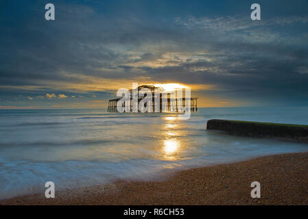 West Pier bei Sonnenuntergang, Brighton, Hove, East Sussex, England, UK, GB Stockfoto
