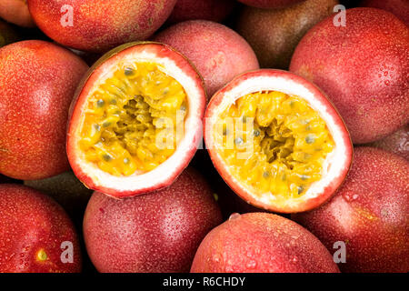 Passionsfrucht closeup exotische (Maracuja, Granadilla, Maracuja, Parcha, Passiflora edulis) Makro Nahaufnahme exotische Abschnitt Hälfte samen Maracuja, tr Stockfoto