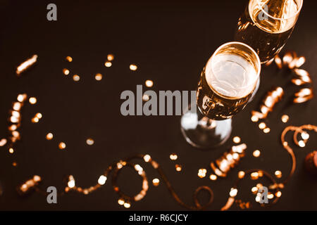 Zwei Gläser Champagner mit goldenen Deko eleganten Hintergrund. Ansicht von oben, Platz für Text. Festliche Konzept. Stockfoto