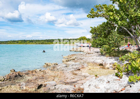 Touristen genießen die ruhigen Gewässer der Bucht von Schweinen Kuba. Stockfoto