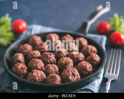 Hausgemachtes Rindfleisch Fleischbällchen in Gusseisen Skillet Stockfoto