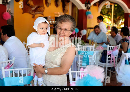 MERIDA, YUC, MEXIKO - November 13, 2017: Großmutter, die nur getauft baby boy auf der Party. Stockfoto