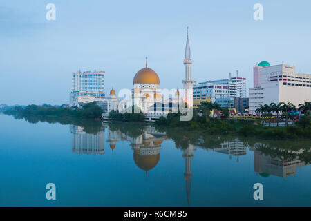 Blick auf Klang Stadt mit dem Fluss Reflexion in den Morgen Stockfoto