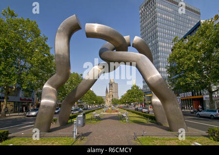 Deutschland, Berlin, Berlin Skulptur und K-Gedächtniskirche im Hintergrund Stockfoto