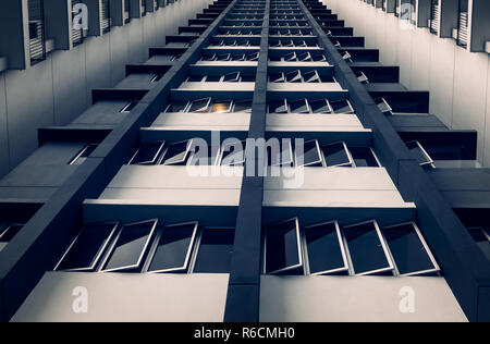 Windows und Betonbalken Muster des Gebäudes Stockfoto