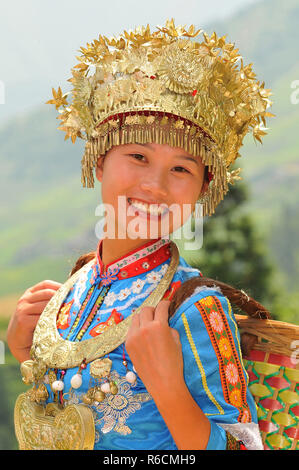 China, Provinz Guangxi, Guilin, Mädchen mit traditionellen Kleid bei Longsheng terrassierten Reisfeldern Stockfoto