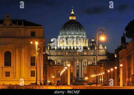 Der Päpstlichen Basilika St. Peter in der Dämmerung im Vatikan, Italien Stockfoto