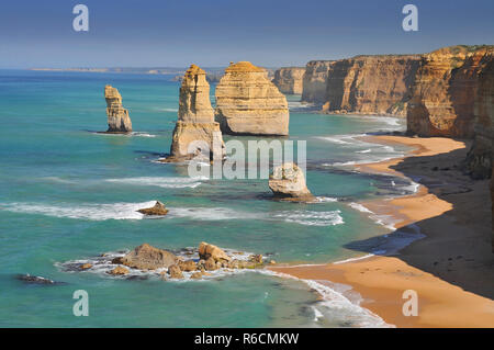 Australien, Great Ocean Road, die Zwölf Apostel, Sammlung von Kalkstein Stapeln vor der Küste von Port Campbell National Park, von den Großen Ozean Stockfoto