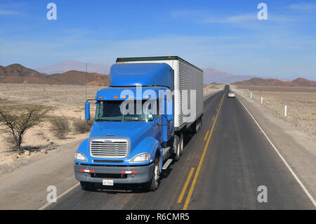 Peru, Lkw auf der Pan American Highway Stockfoto