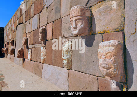 Bolivien, Tiwanaku, Tempel Kalasasaya, Nahaufnahme von geschnitzten Stein Zapfen Kopf in der Wand eingelassen Stockfoto