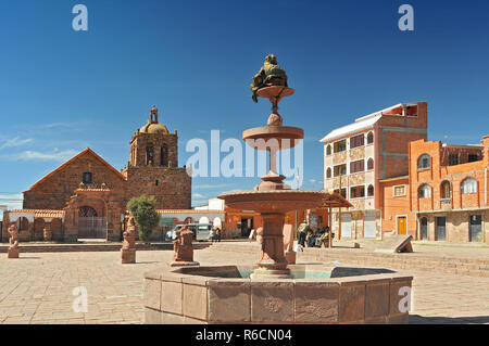 Bolivien, Tiwanaku, Kirche und Brunnen im Hauptplatz Stockfoto