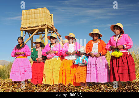 Uros Indianer auf der schwimmenden Insel Titicacasee, Peru, Südamerika Stockfoto