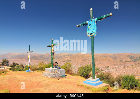 Peru, Drei Kreuze sitzen Neben der Statue Cristo Blanco, mit Blick auf die Stadt Cusco Stockfoto