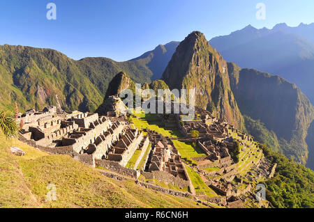 Machu Picchu Inka Ruinen präkolumbianische Inkastätte liegt auf einem Bergrücken über dem Urubambatal in Peru Stockfoto