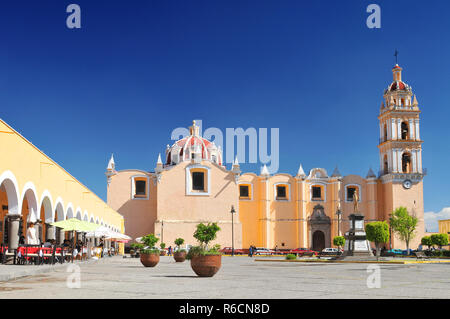 Die Pfarrei San Pedro Kirche am Hauptplatz der Stadt Cholula, Mexiko Stockfoto