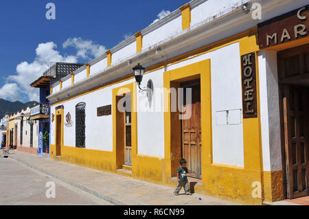 Mexiko, San Cristobal de Las Casas, einer der wichtigsten Straßen Stockfoto