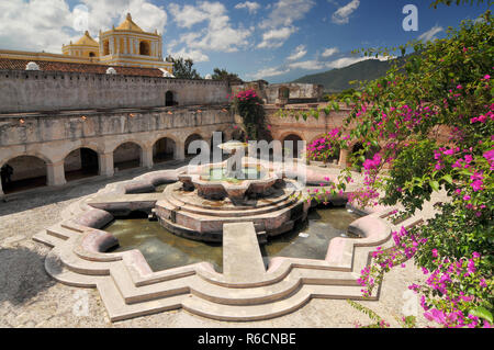 Guatemala, Antigua, Hof in der Kirche La Merced, in Antigua größte Brunnen Stockfoto