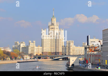 Moskau Fluss und Kotelnicheskaya Damm Gebäude eines der Sieben stalinistischen Wolkenkratzer in Russland Stockfoto