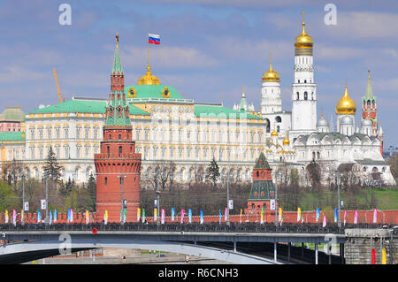 Blick auf den Kreml von der patriarchalischen Brücke in Moskau, Russland Stockfoto