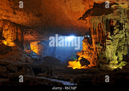 Vietnam, Ha Long Bay, Hang Dau gehen, hölzerne Pfähle Höhle Ha Long Bay Stockfoto