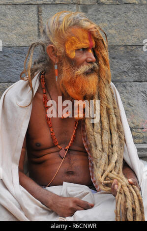 Nepal, Kathmandu, Sadhu heiliger Mann in Pashupatinath Tempel Stockfoto