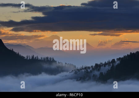 Sonnenaufgang Blick vom Poon Hill, ghorepani Dhaulagiri Massiv, Himalaya Nepal Stockfoto