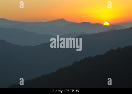 Nepal, Annapurna Conservation Area, Sonnenaufgang Blick von Tadapani, Nepal Himalaya Stockfoto