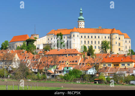 Schloss Mikulov liegt in der Stadt Mikulov in Südmähren, Tschechische Republik Stockfoto