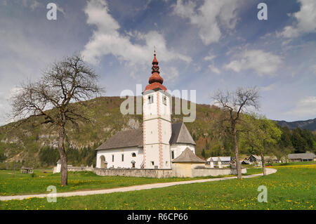 Slowenien, Stara Fuzina, Triglav Nationalpark, Himmelfahrt Kirche in Bitnje Stockfoto