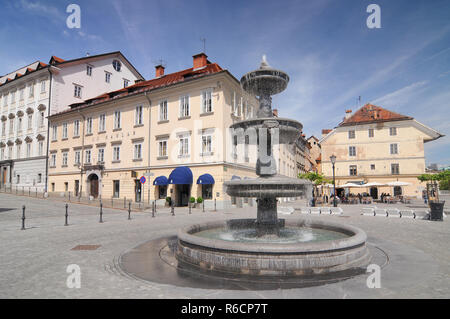 Slowenien, Ljubljana, Brunnen in Novi Trg oder neuen Platz, Ljubljana Stockfoto