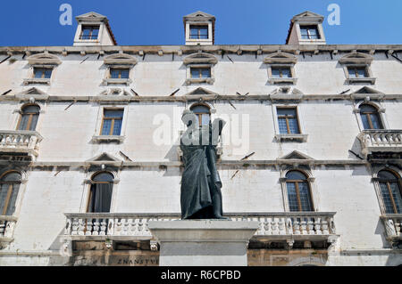 Kroatien, Split, Milesi Palast und die Statue von Marko Marulic, berühmten kroatischen Dichter, Humanist und Schriftsteller Split, Kroatien Stockfoto