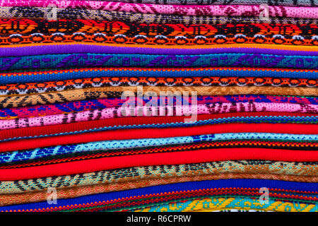 Farbenfrohe textile in einem Geschäft Stockfoto