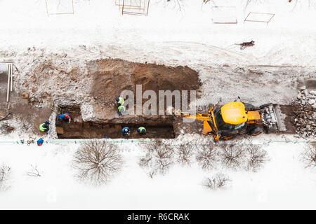 Oben Blick auf die Beschäftigten im Straßenverkehr ändern Leitung im Winter Stockfoto