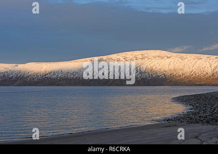 Abendlicht auf einem hohen Arktis Ufer Stockfoto