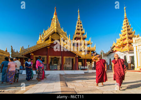 Anfänger buddhistische Mönche zu Fuß rund um den Heiligen Shwezigon Paya Komplexe, einer der am meisten verehrten Pagoden Myanmar, in Nyaung U, Bagan, Myanmar (Birma) Stockfoto