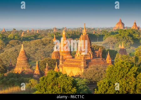 Sonnenuntergang über den Tempeln von Bagan, Mandalay, Myanmar Stockfoto