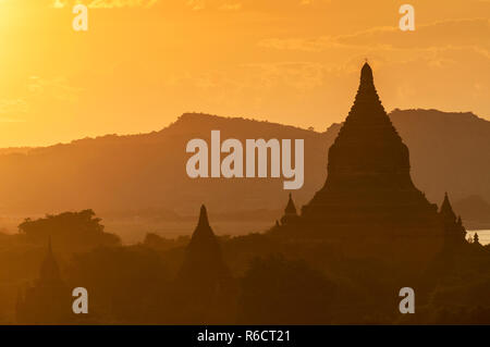 Sonnenuntergang über den Tempeln von Bagan, Mandalay, Myanmar Stockfoto