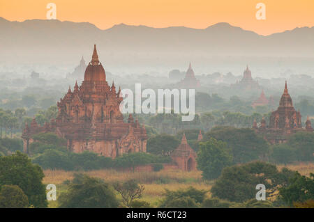 Sonnenuntergang über den Tempeln von Bagan, Mandalay, Myanmar Stockfoto