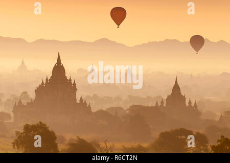 Mit dem Heißluftballon über die Ebene von Bagan in Misty Morning, Myanmar Stockfoto