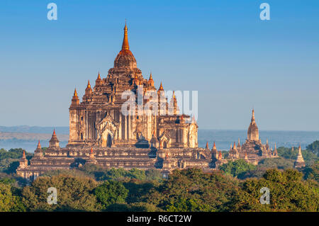 Die thatbyinnyu einer der schönsten Tempel von Bagan nach Sonnenaufgang, Ebene von Bagan, Myanmar Stockfoto