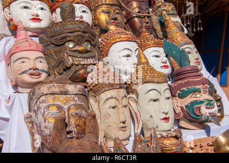 Holz Buddha Maske, Gemüse-chips Souvenirs auf dem Markt in Bagan, Burma (Myanmar) Stockfoto